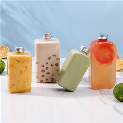 בקבוקי משקה מפלסטיק עם מכסי מתכת